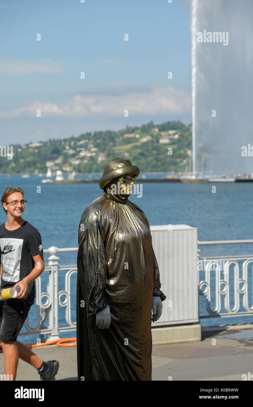 Juli 23 2017 Genf Schweiz: Mann Statue im Englischen Garten vor der großen Springbrunnen Stockfoto