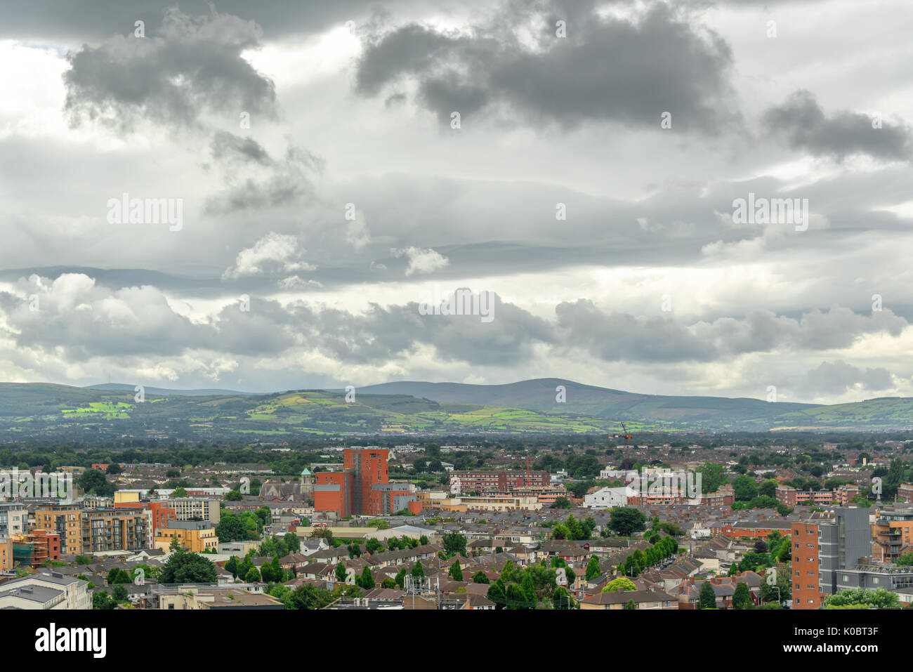 Luftaufnahme der Stadt von Dublin, Wicklow Mountains im Hintergrund, Irland Stockfoto