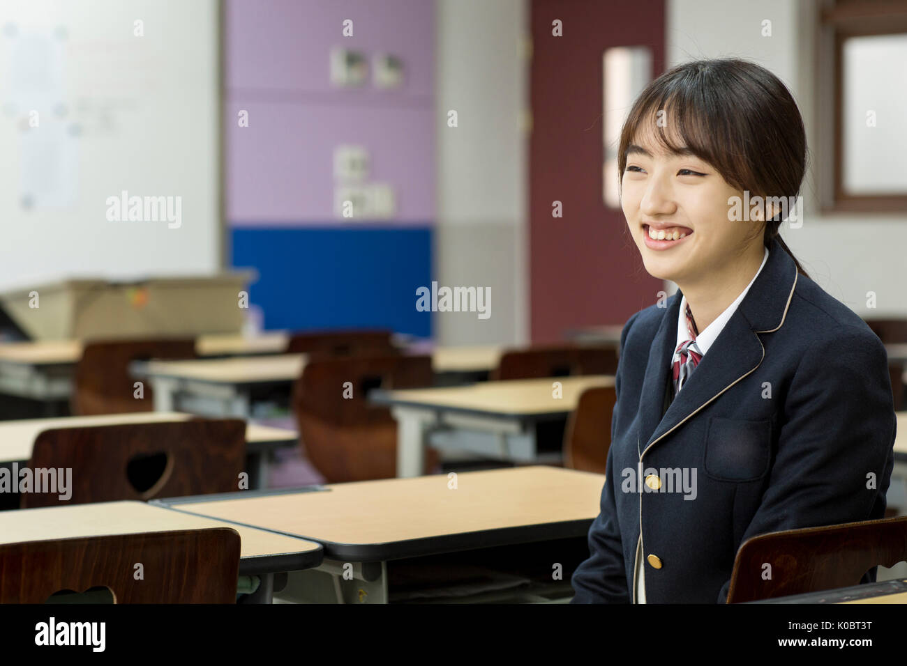 Portrait von lächelnden Mädchen in Klassenzimmer Stockfoto