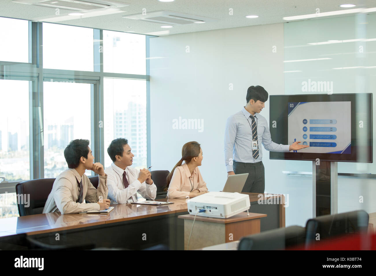 Junge Unternehmer in einer Präsentation vor seiner Mitarbeiter Stockfoto