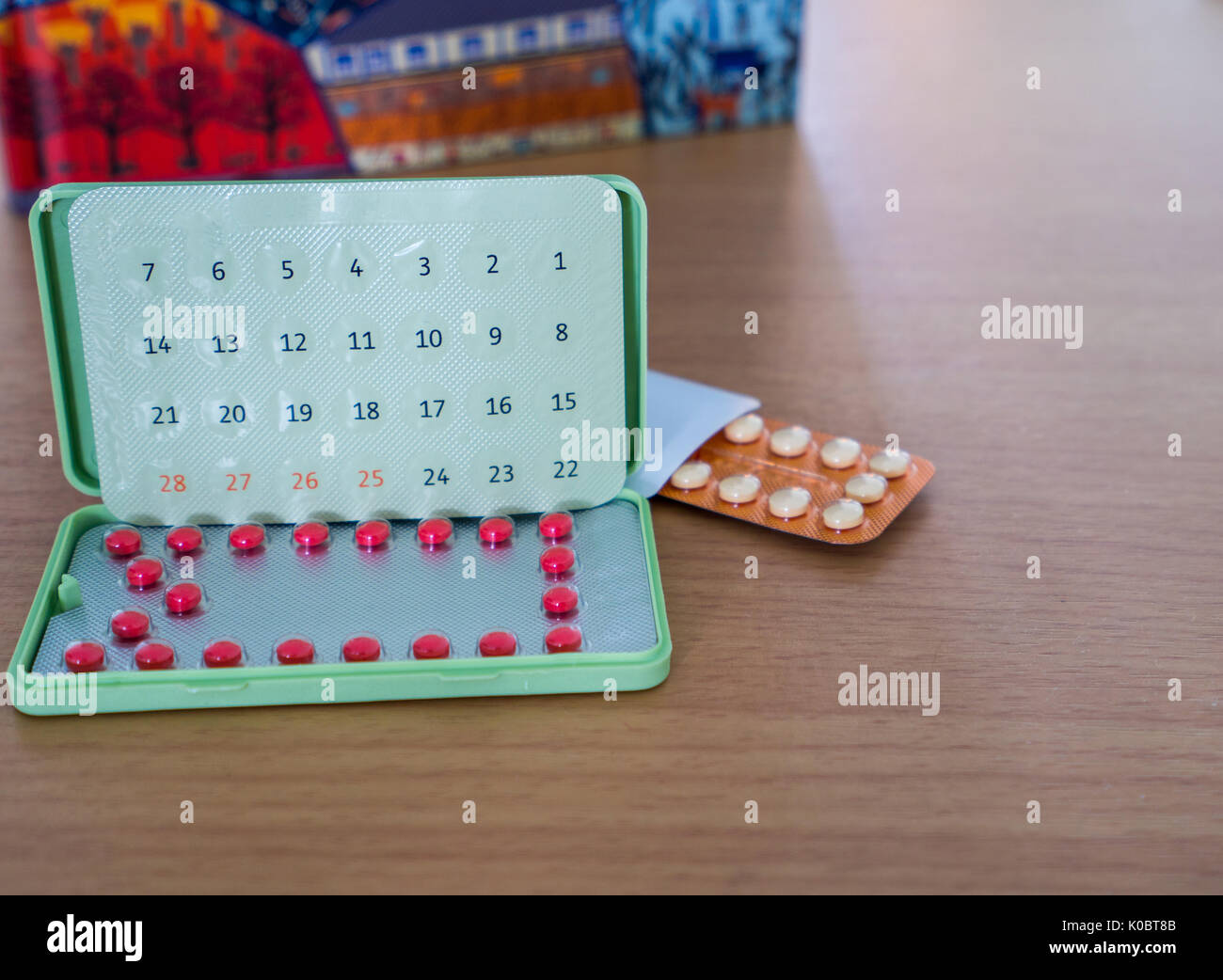 Empfängnisverhütende Pillen mit modernen Paket auf dem Tisch vor Notebook Stockfoto