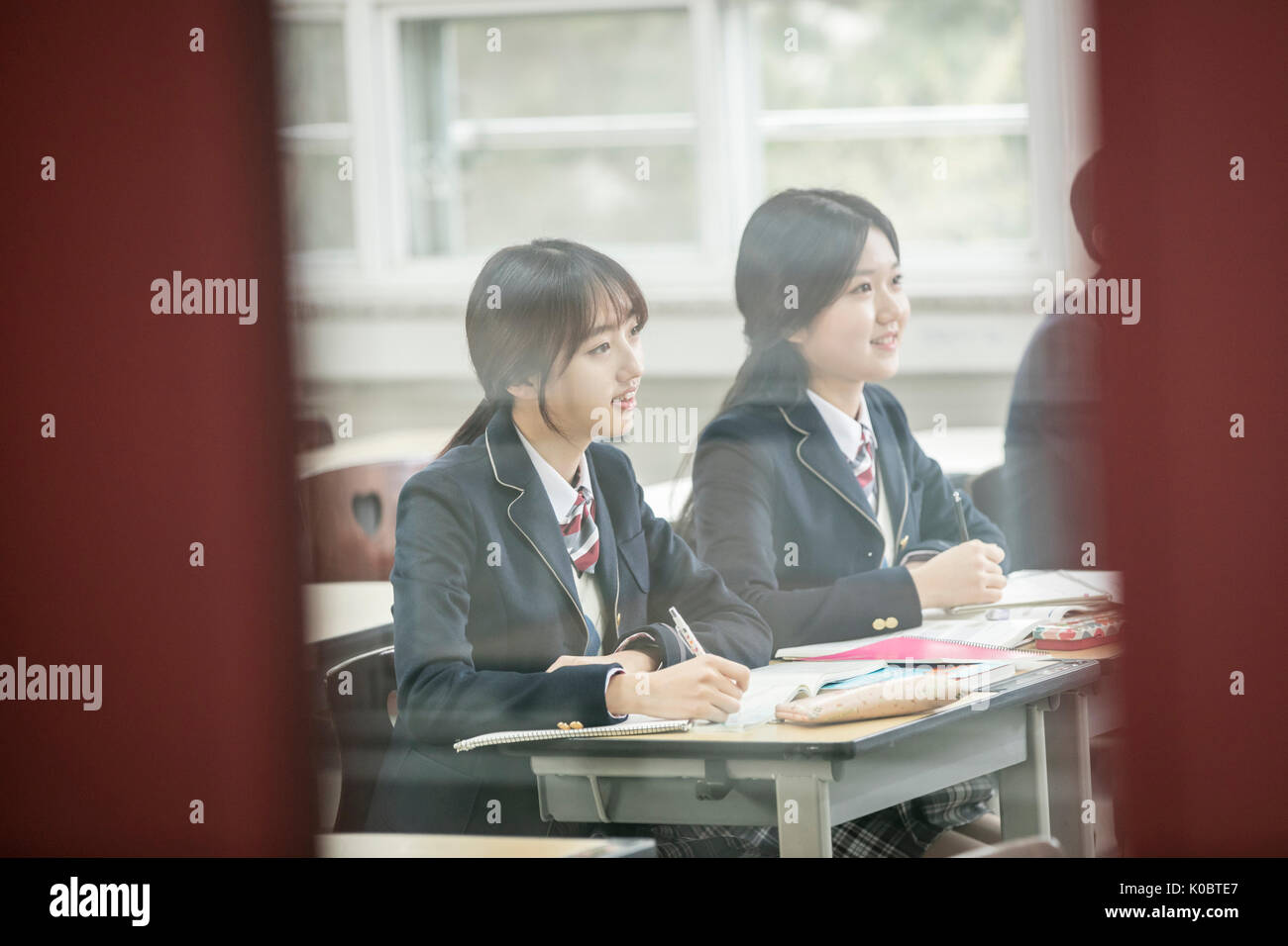 Seitenansicht Porträt der Schule Mädchen im Klassenzimmer Stockfoto