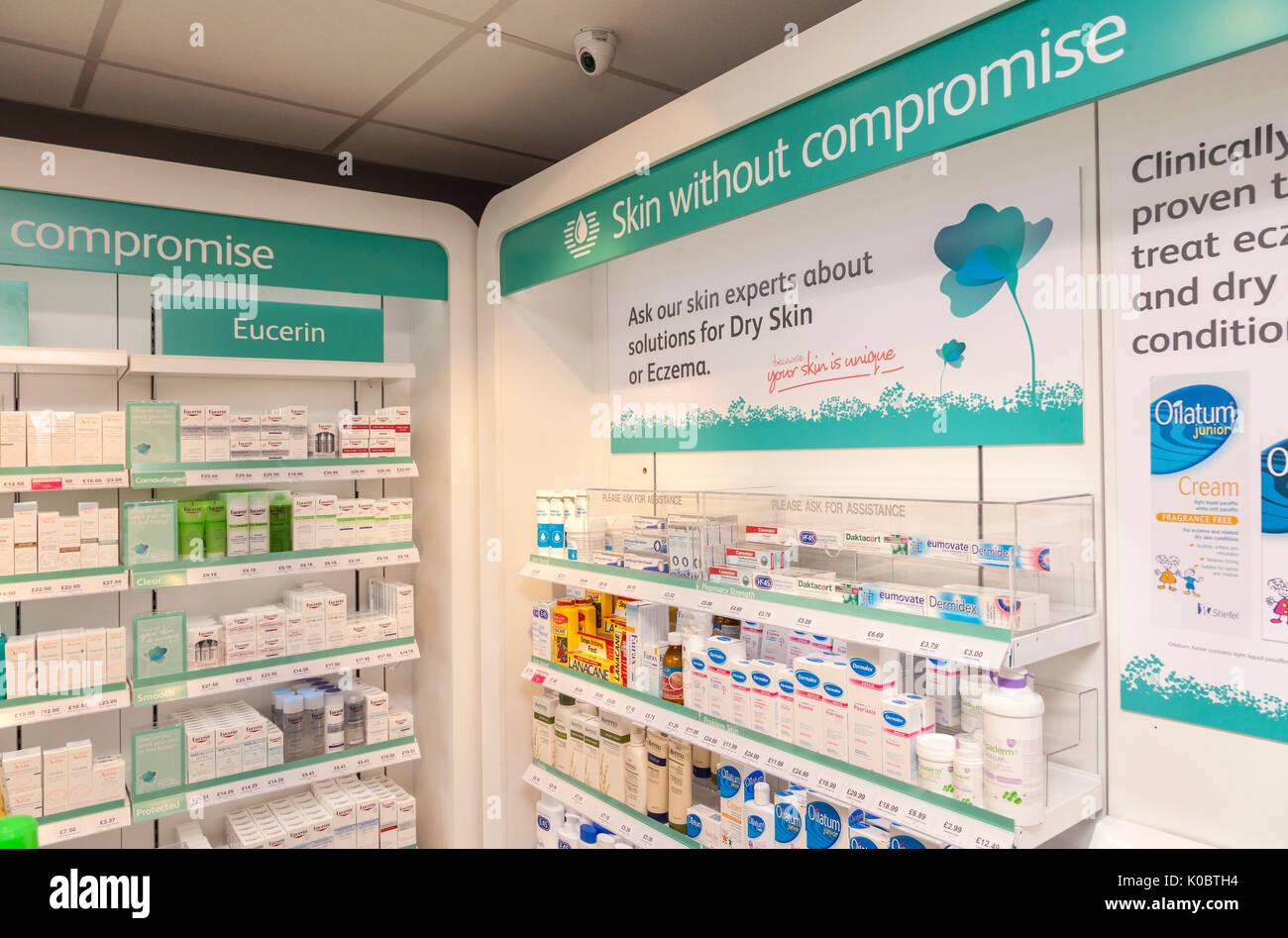 Hautpflege und Schönheit Produkte auf Anzeige in eine Apotheke, Apotheke, Apotheker, Drug Store Stockfoto