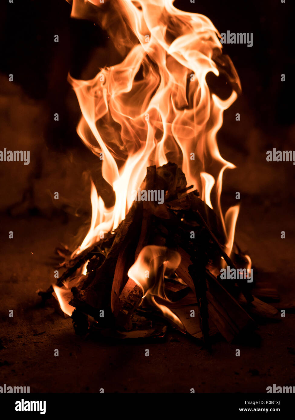 Holz Feuer im Kamin Stockfoto