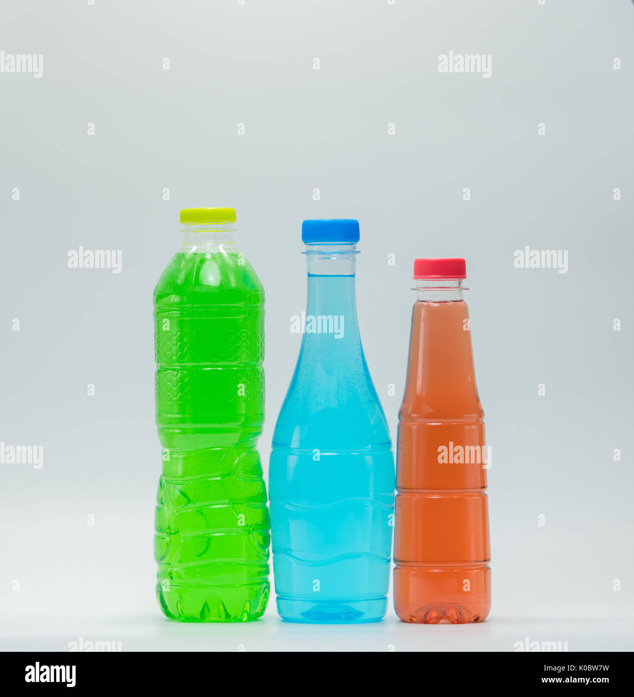 Drei moderne Design Flaschen alkoholfreies Getränk auf weißem Hintergrund Stockfoto