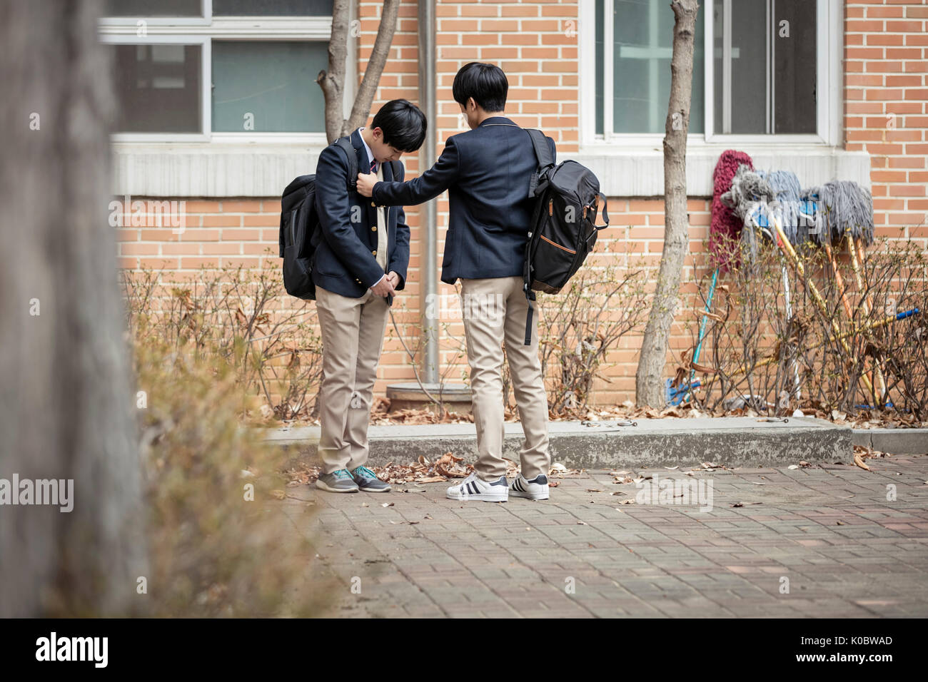 Juvenile delinquent Mobbing ein Schüler in der Schule Stockfoto