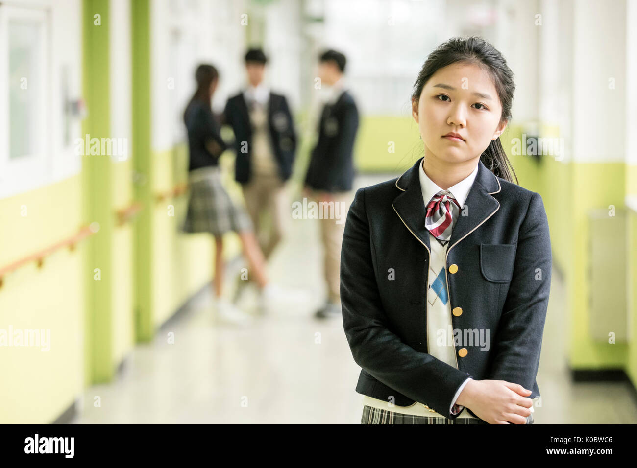 Schule Mädchen von ihren Mitschülern vernachlässigt Stockfoto