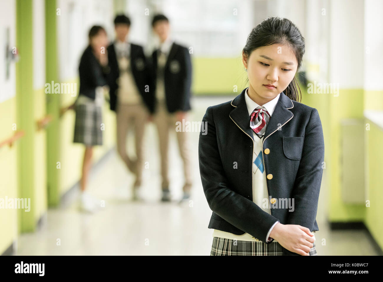 Schule Mädchen von ihren Freunden vernachlässigt Stockfoto