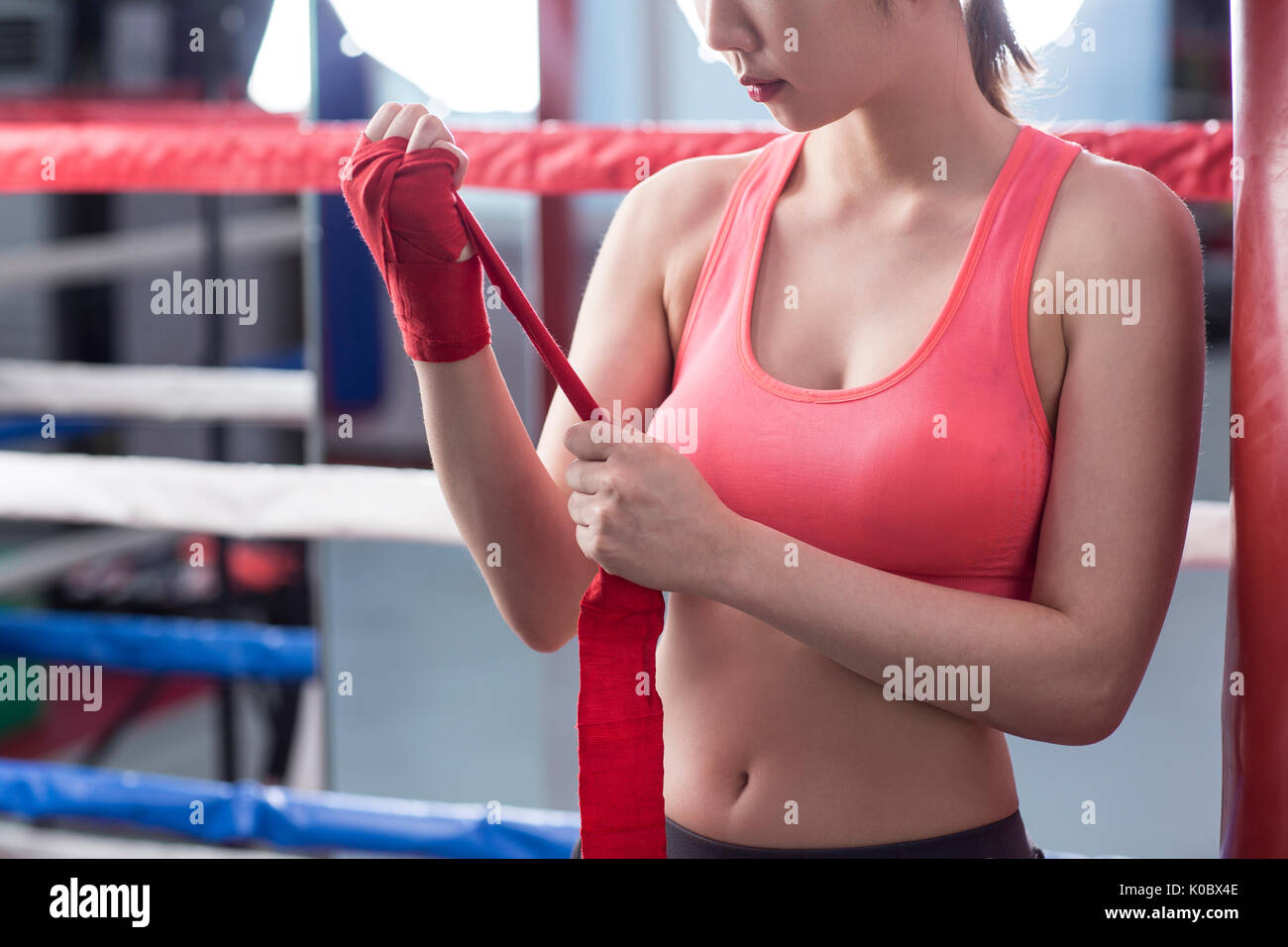 Weibliche boxer Holding Pads Stockfoto