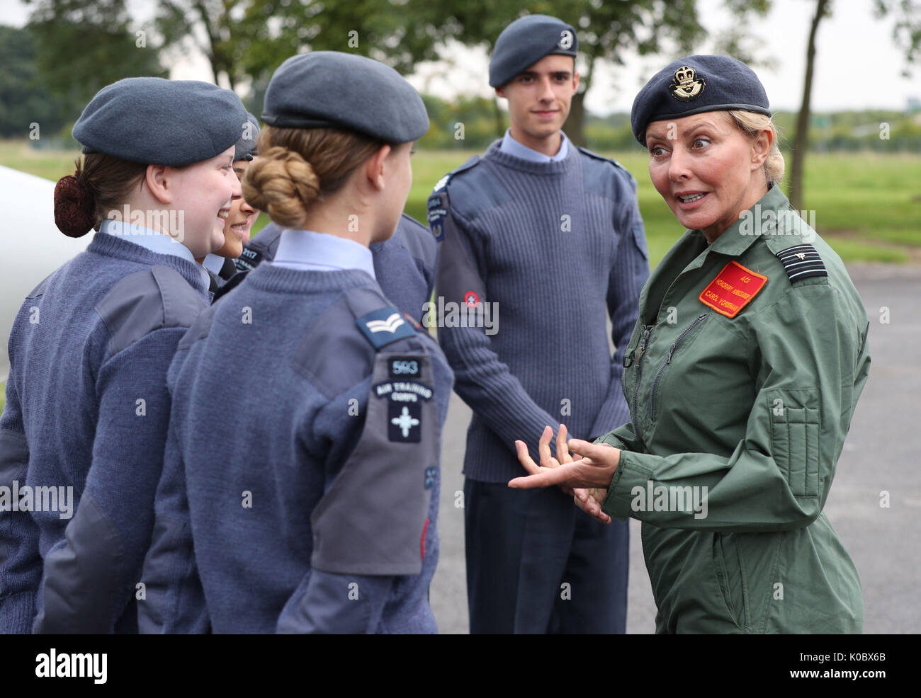 Carol Vorderman, eine ehrenamtliche Gruppe Kapitän und Botschafter für die RAF, Kadetten, Besuch von Jungen, Kadetten, bevor Sie empfängt die Lennox-Boyd Trophäe, eine Aviation Award, während an RAF Syerston, Nottinghamshire. Stockfoto