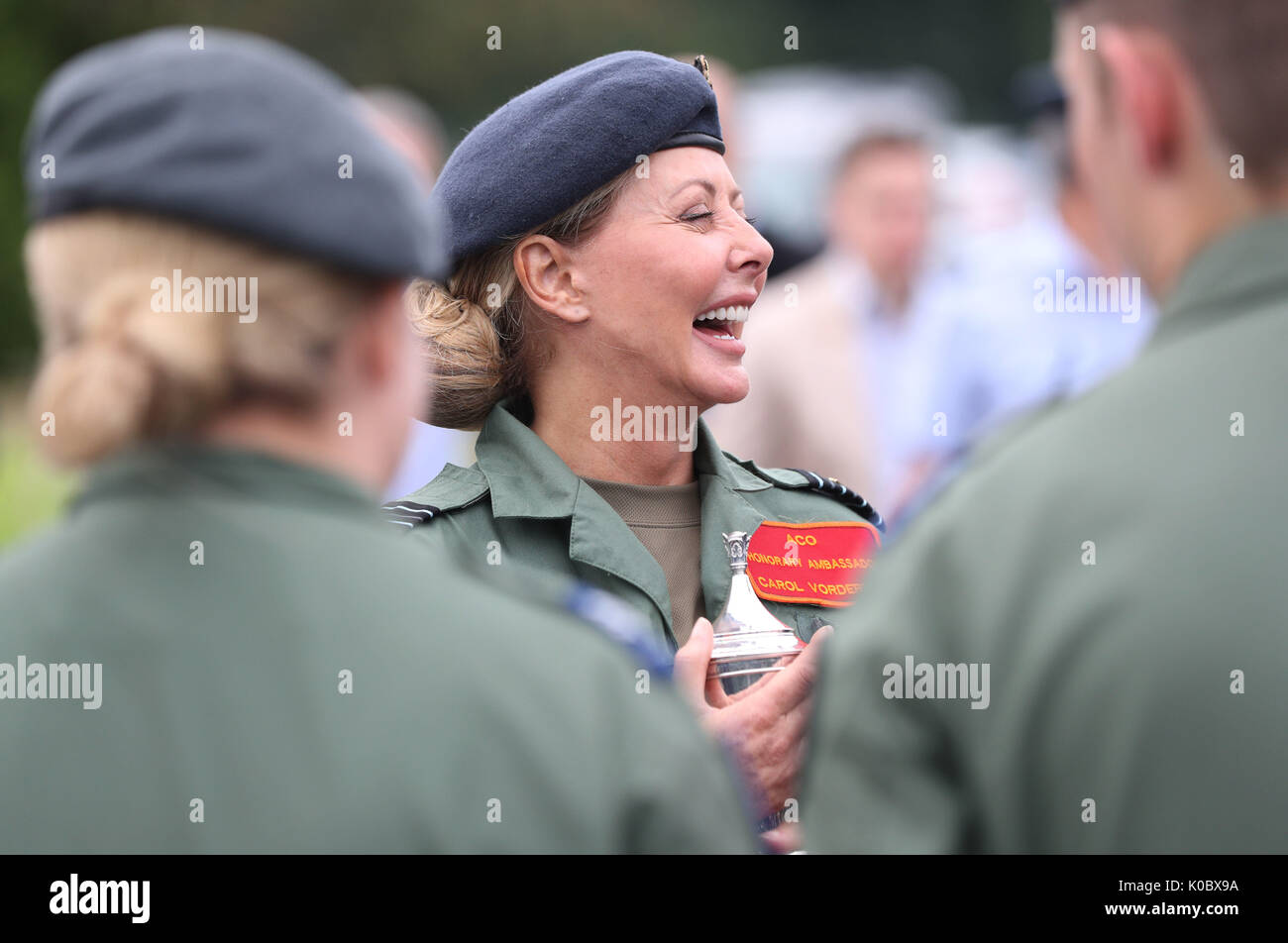 Carol Vorderman, eine ehrenamtliche Gruppe Kapitän und Botschafter für die RAF, Kadetten, Besuch von Jungen, Kadetten, nachdem Sie empfängt die Lennox-Boyd Trophäe, eine Aviation Award, während an RAF Syerston, Nottinghamshire. Stockfoto