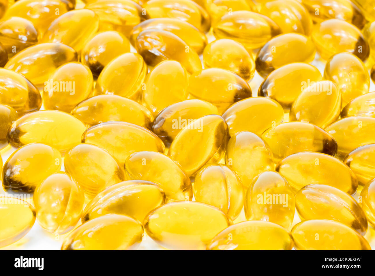 Fischöl in weiche Gelatine Kapsel auf weißem Hintergrund Stockfoto