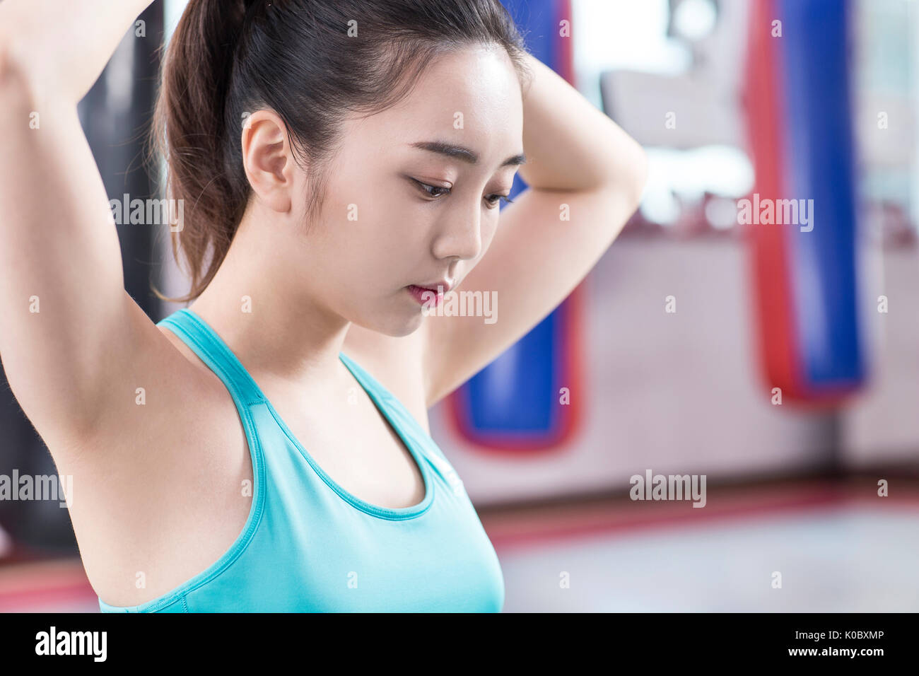 Seitenansicht Porträt der jungen Frau in Sportkleidung Stockfoto