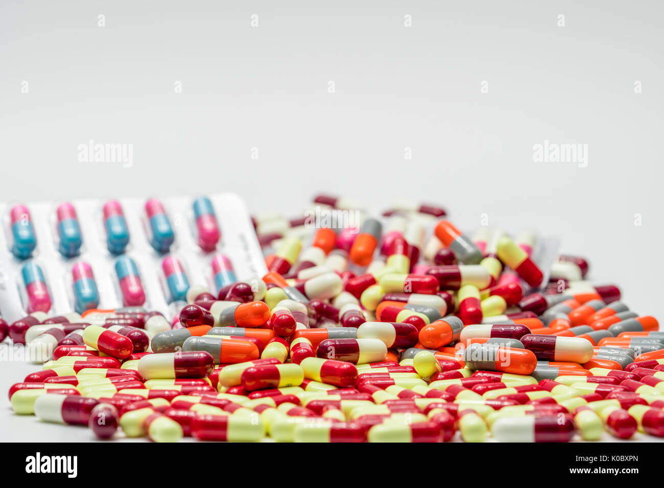Bunte Antibiotikum Kapseln, Pillen auf weißem Hintergrund, der Arzneimittelresistenz mit Kopie Raum Stockfoto
