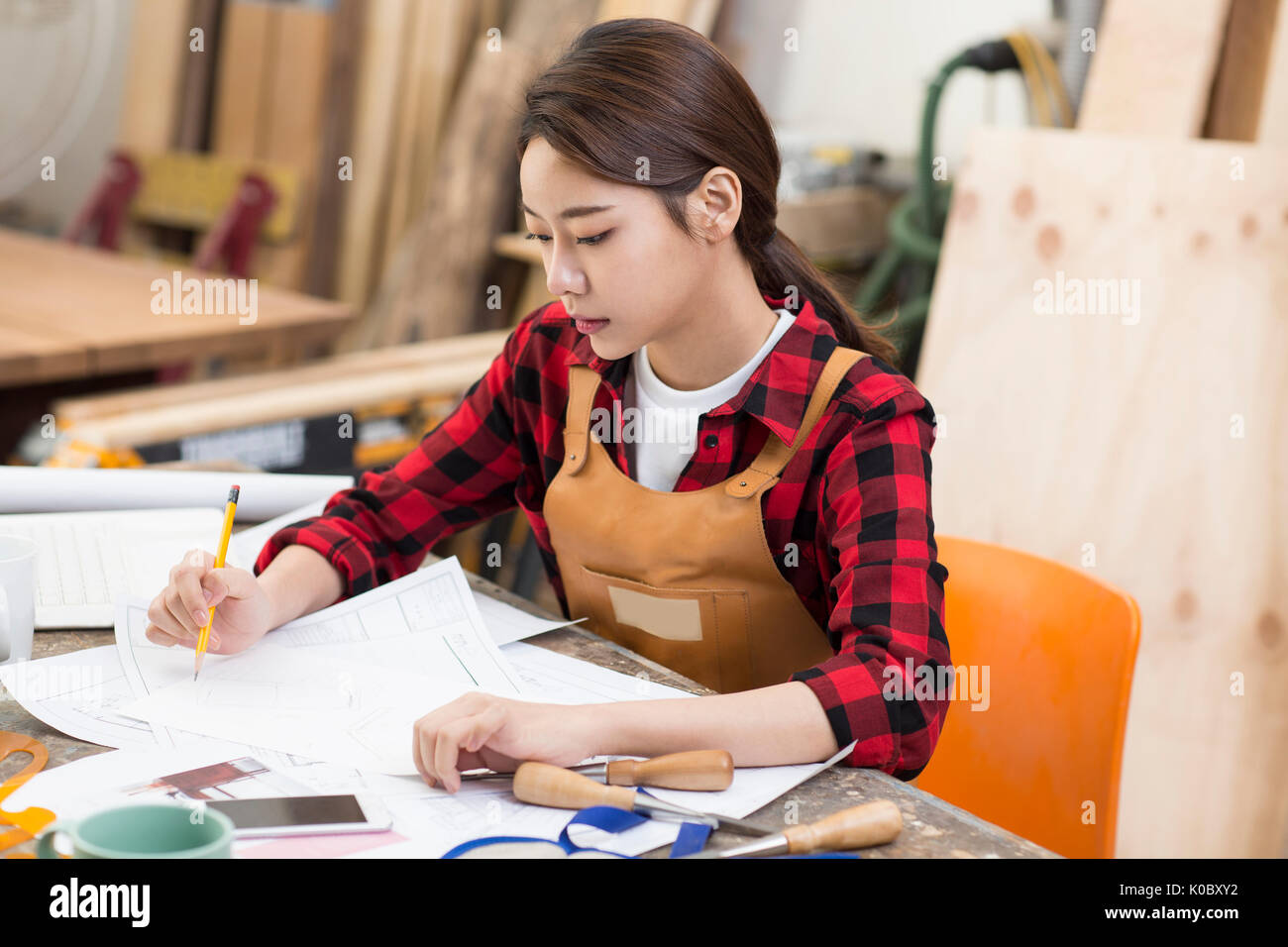 Seitenansicht Portrait von weiblichen Möbel designer auf ihre Arbeit konzentrieren. Stockfoto