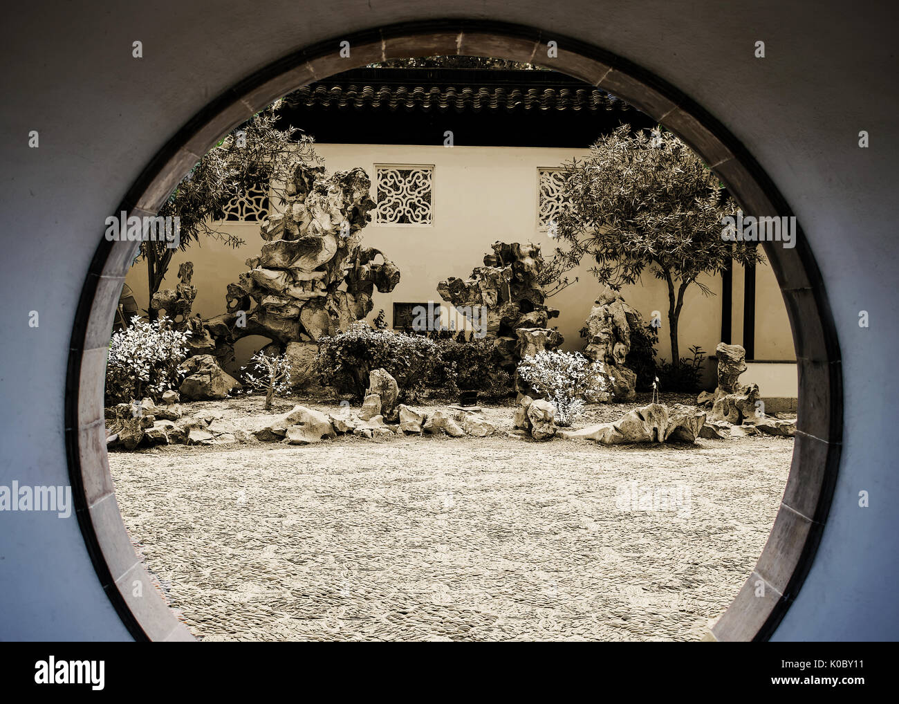 Ansicht eines chinesischen Stil Garten durch eine runde Tür. Stockfoto