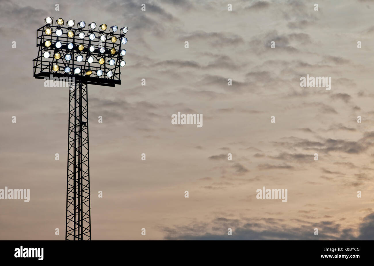 Ein typisches Stadion oder Sport Arena Flutlicht beleuchtet den Weg. Stockfoto