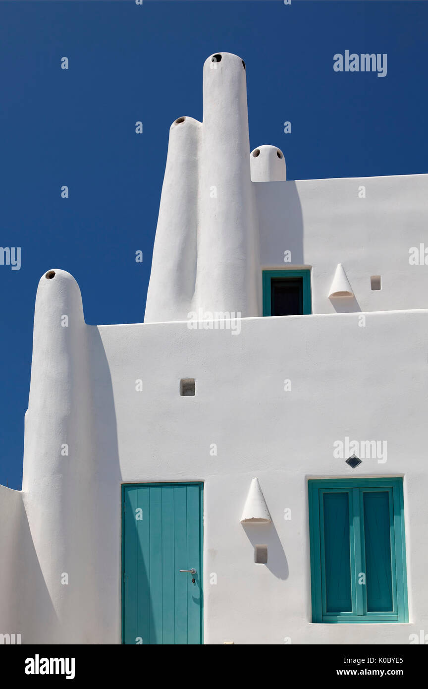 Bild des traditionellen, aber moderne, weiß getünchte Haus auf Santorini, Griechenland. Stockfoto