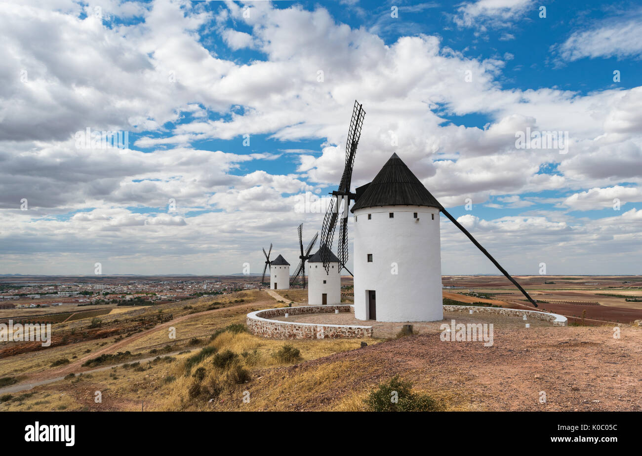 Gruppe Von Traditionellen Windmuhlen Im Alcazar De San Juan Ciudad Real Castilla La Mancha Spanien Stockfotografie Alamy