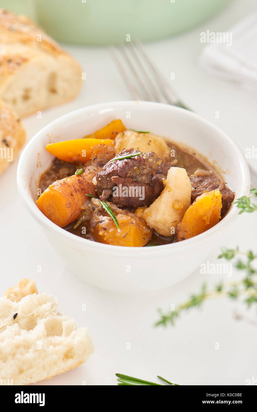 Eine Schüssel herzhaftes Rindergulasch mit Karotten, Zwiebeln und ...