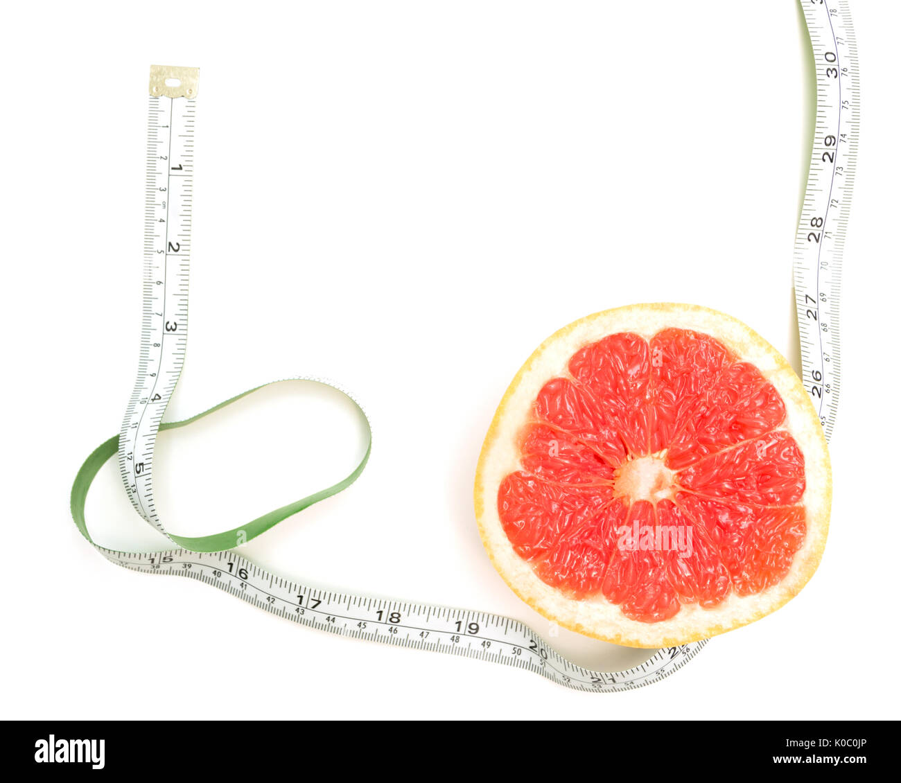 Frische Grapefruit und Maßband und für Fitness auf weißem Hintergrund, Konzept der abnehmen, gesunde Lebensführung und Ernährung Stockfoto