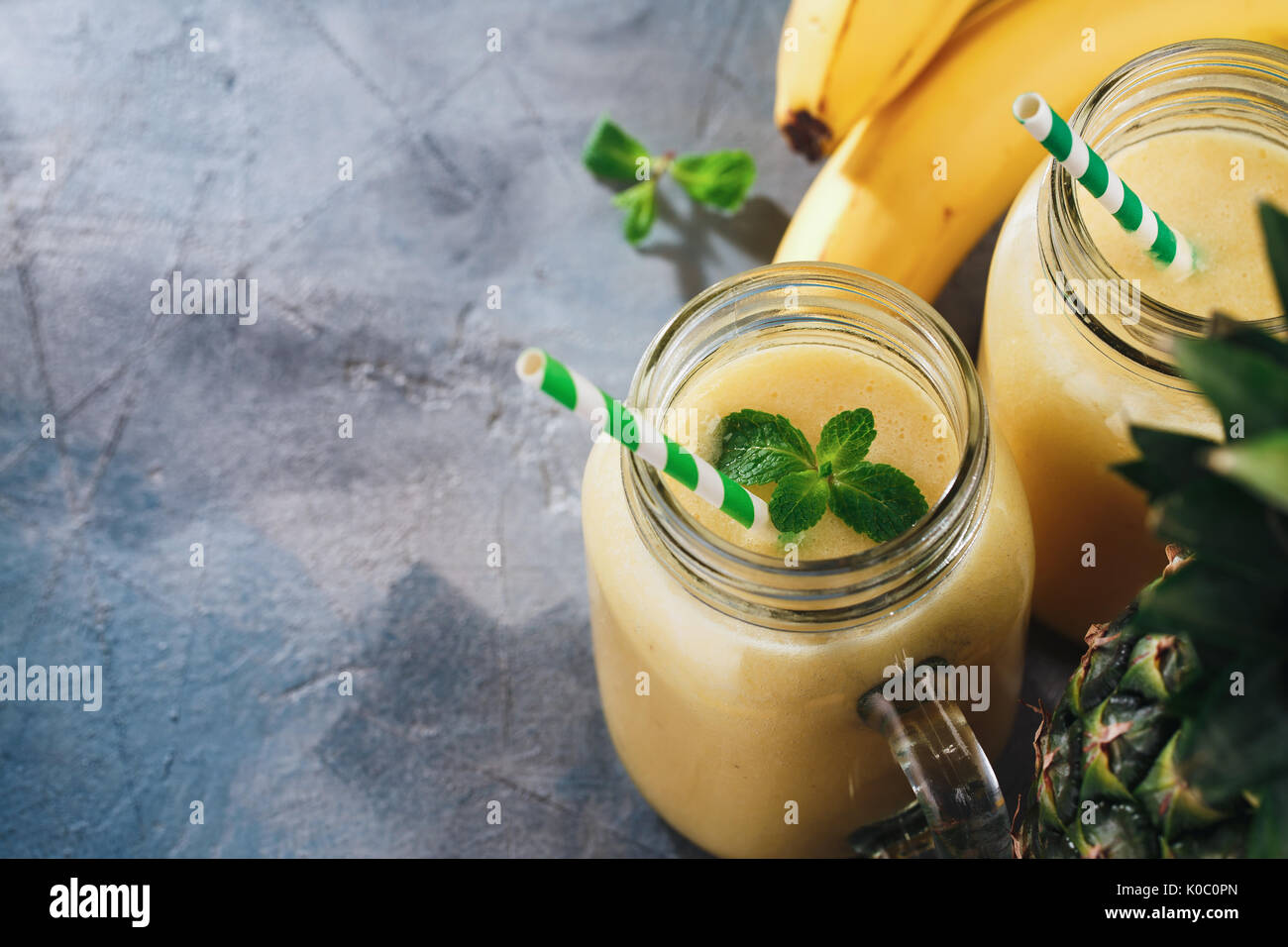 Smoothies von Ananas und Banane in ein Glas Glas mit Platz für Text, Nahaufnahme Stockfoto