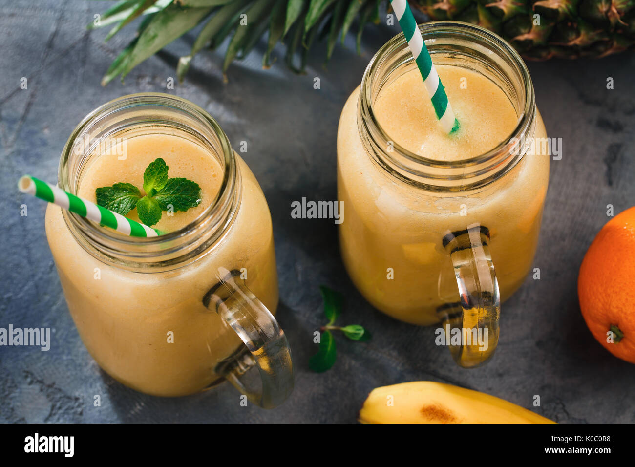 Smoothies Ananas, Banane und Orange im Weckglas, Nahaufnahme Stockfoto