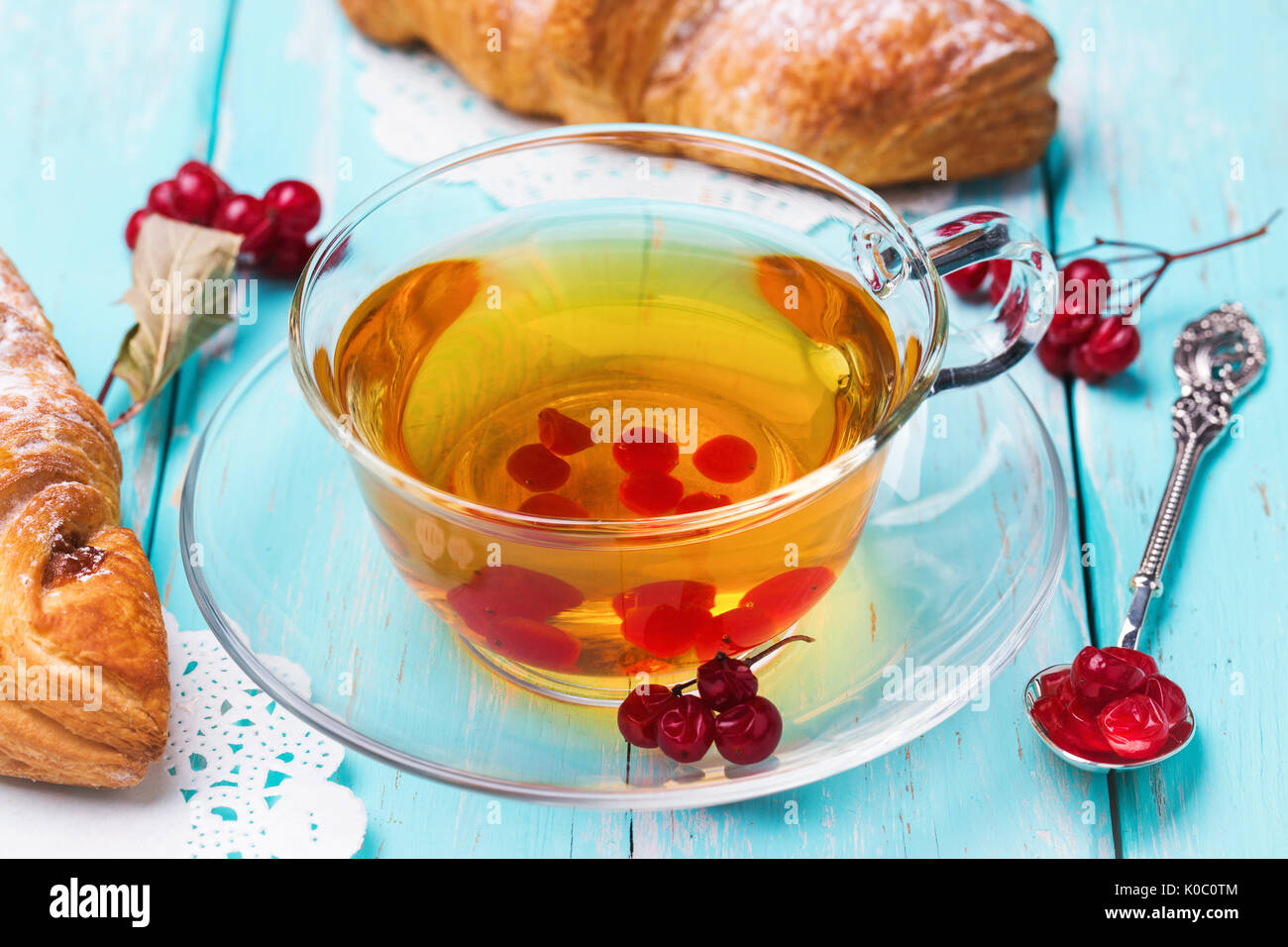 Tee mit Beeren eines Gefüllte Schneeball - Rose und frischen Croissants Stockfoto