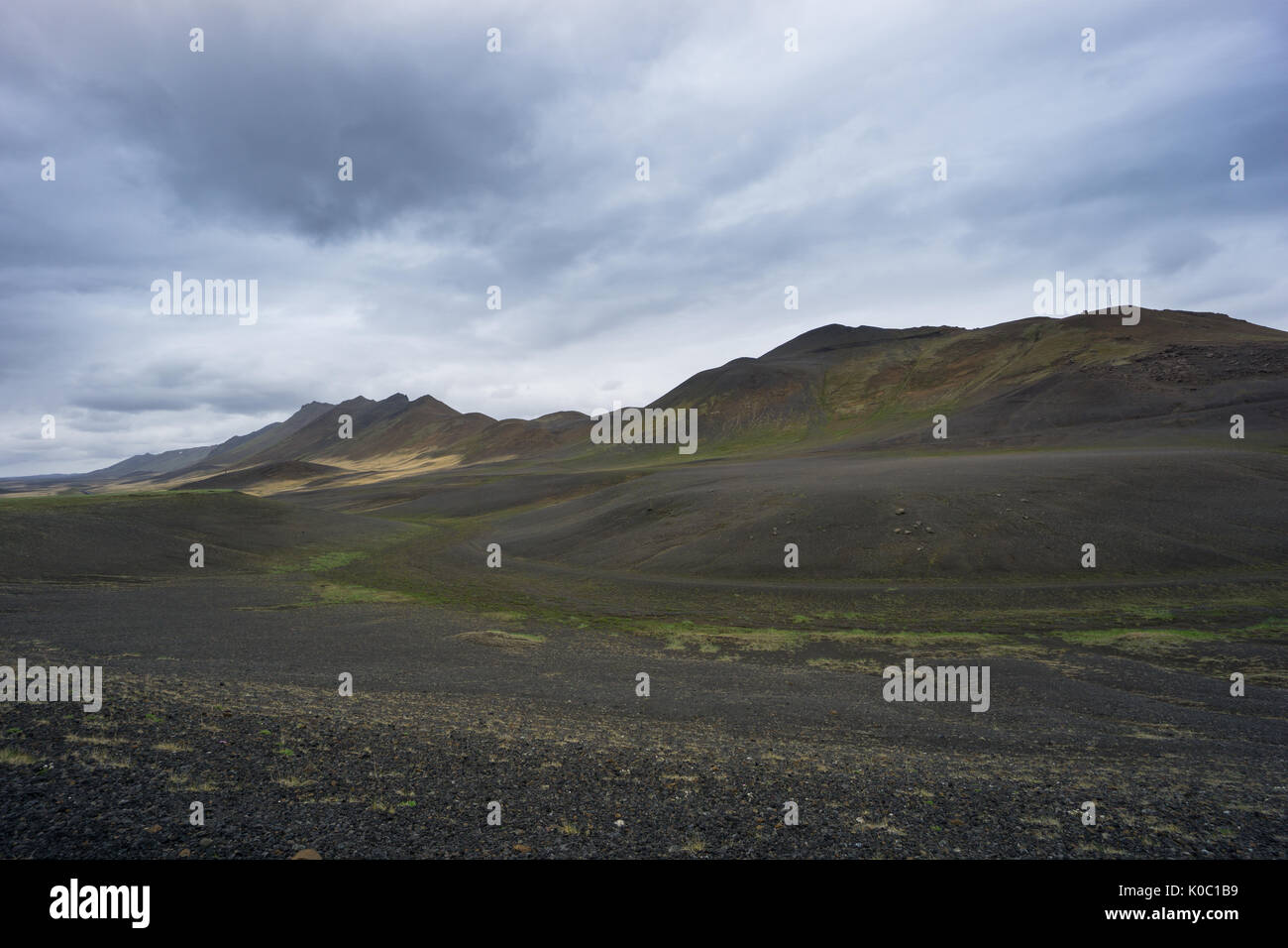 Island - Zotteligen lava Bergkette und einige grüne Moos Stockfoto