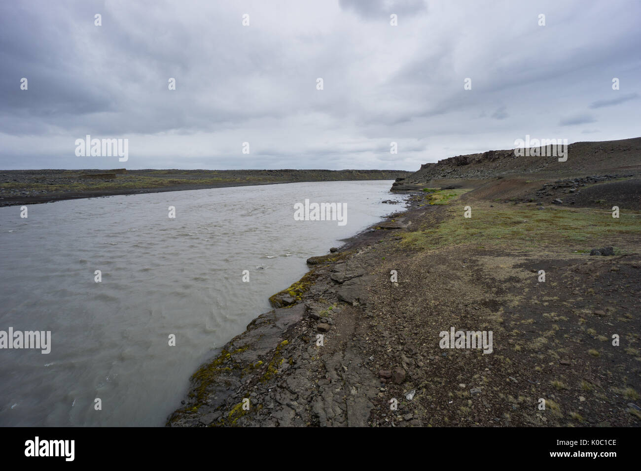 Island - schnellen natürlichen Fluss durch vulkanische magic Landschaft Stockfoto
