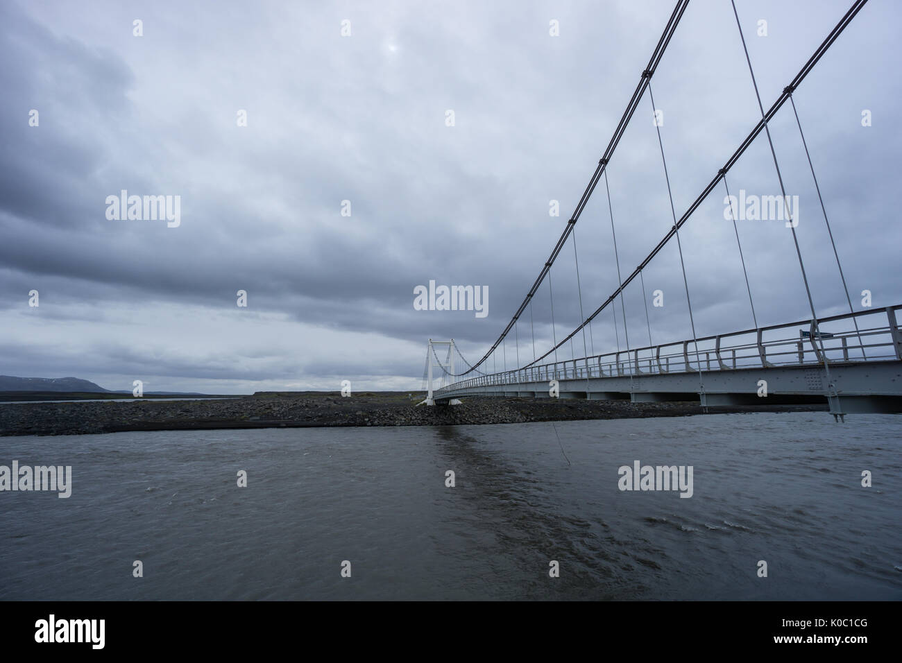 Island - Majestic rope bridge unter schneller Fluss Stockfoto