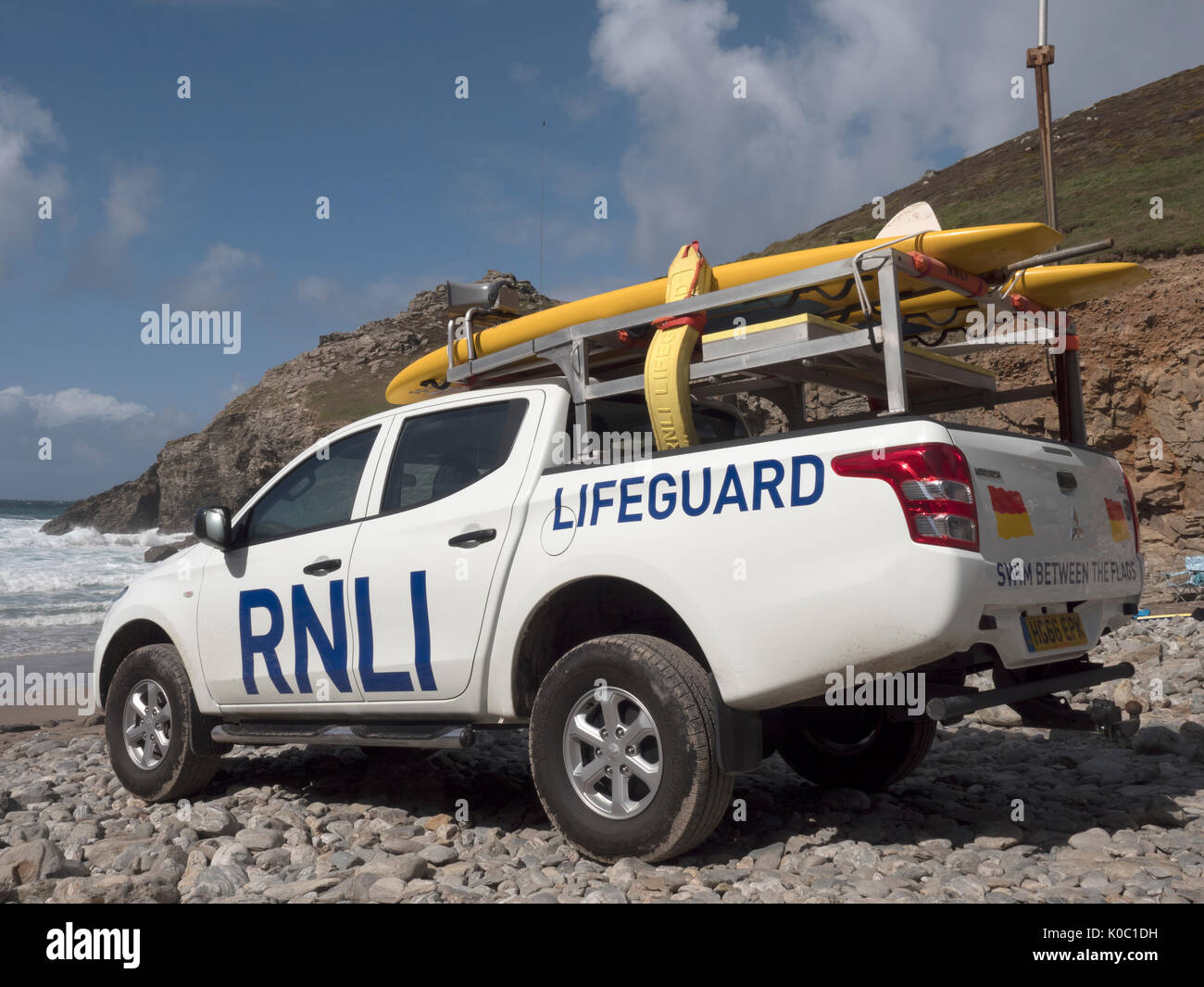 RNLI Fahrzeug auf lebensrettende Zölle in Chapel Porth Beach, St Agnes, Cornwall, England, Großbritannien Stockfoto
