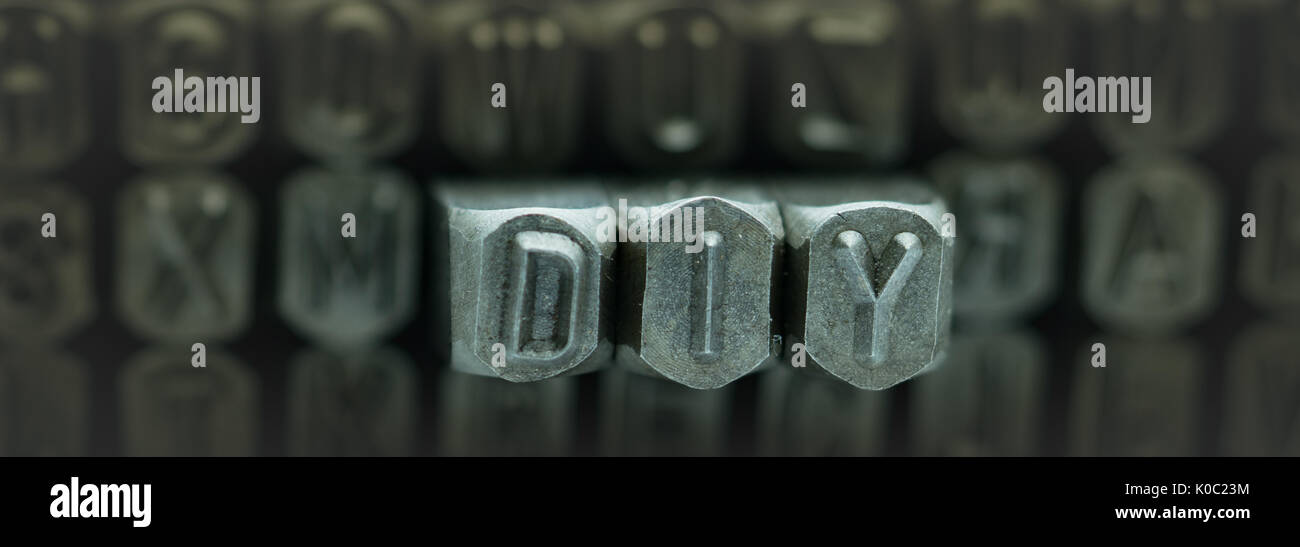 DIY aus Metall Stempel alphabet Punch geschrieben, DIY Worte stehen für den Do-it-yourself-Konzept Stockfoto
