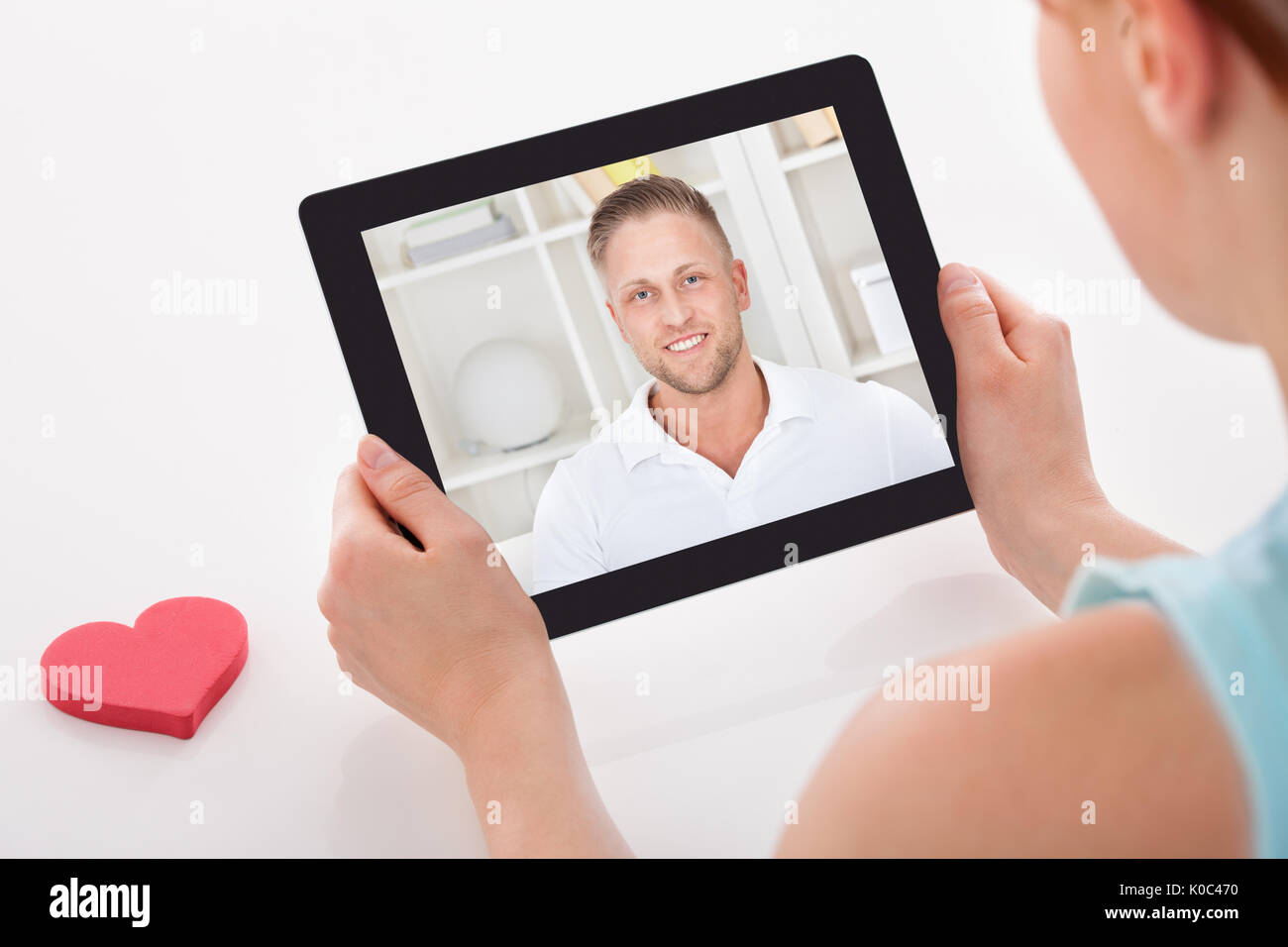Zugeschnittenes Bild der jungen Frau mit Video mit Freund auf digitalen tablet Chat Stockfoto