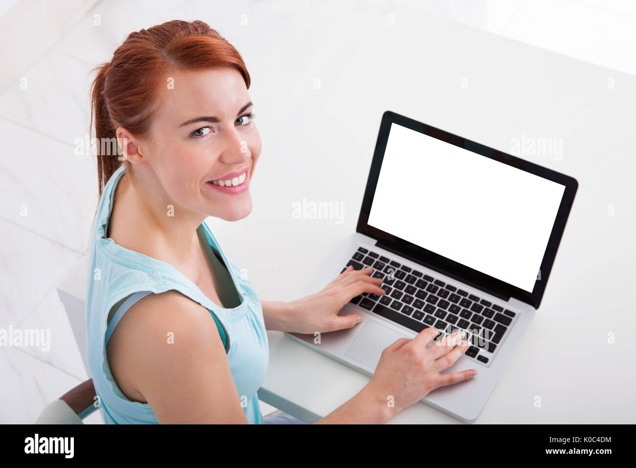Hohen Winkel Porträt der schönen jungen Frau mit Laptop am Schreibtisch Stockfoto