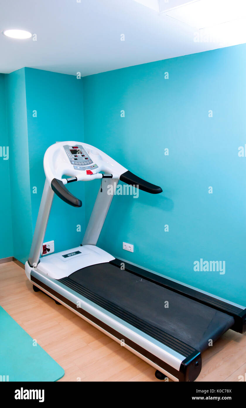 Elektrische tapis roulant in ein Fitnessstudio mit einem hellblauen Hintergrund Stockfoto