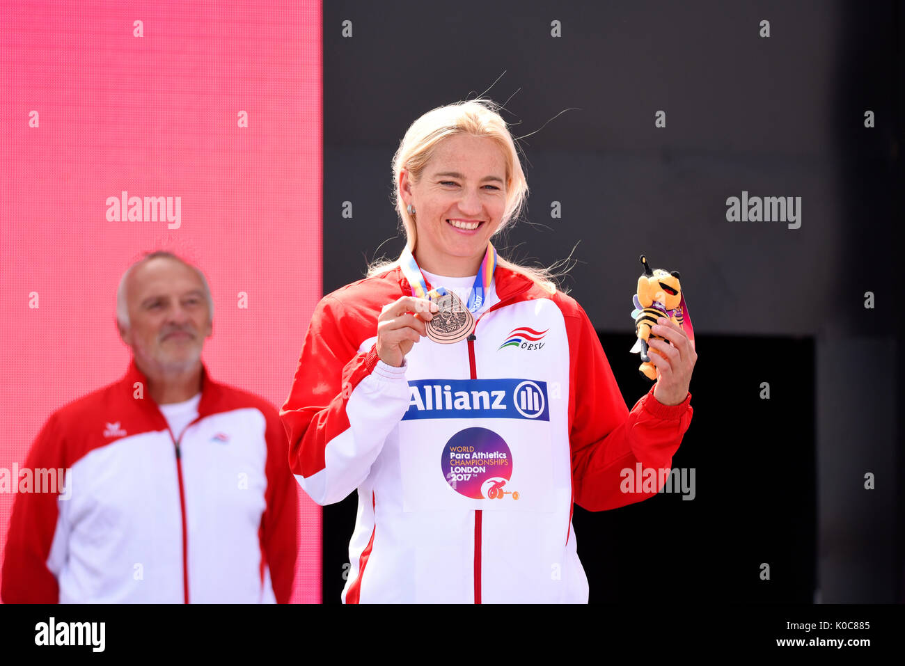 Natalija Eder Bronze Medaillenträger bei der Siegerehrung für den speerwurf W13 an der Welt Para Leichtathletik WM, London Stockfoto