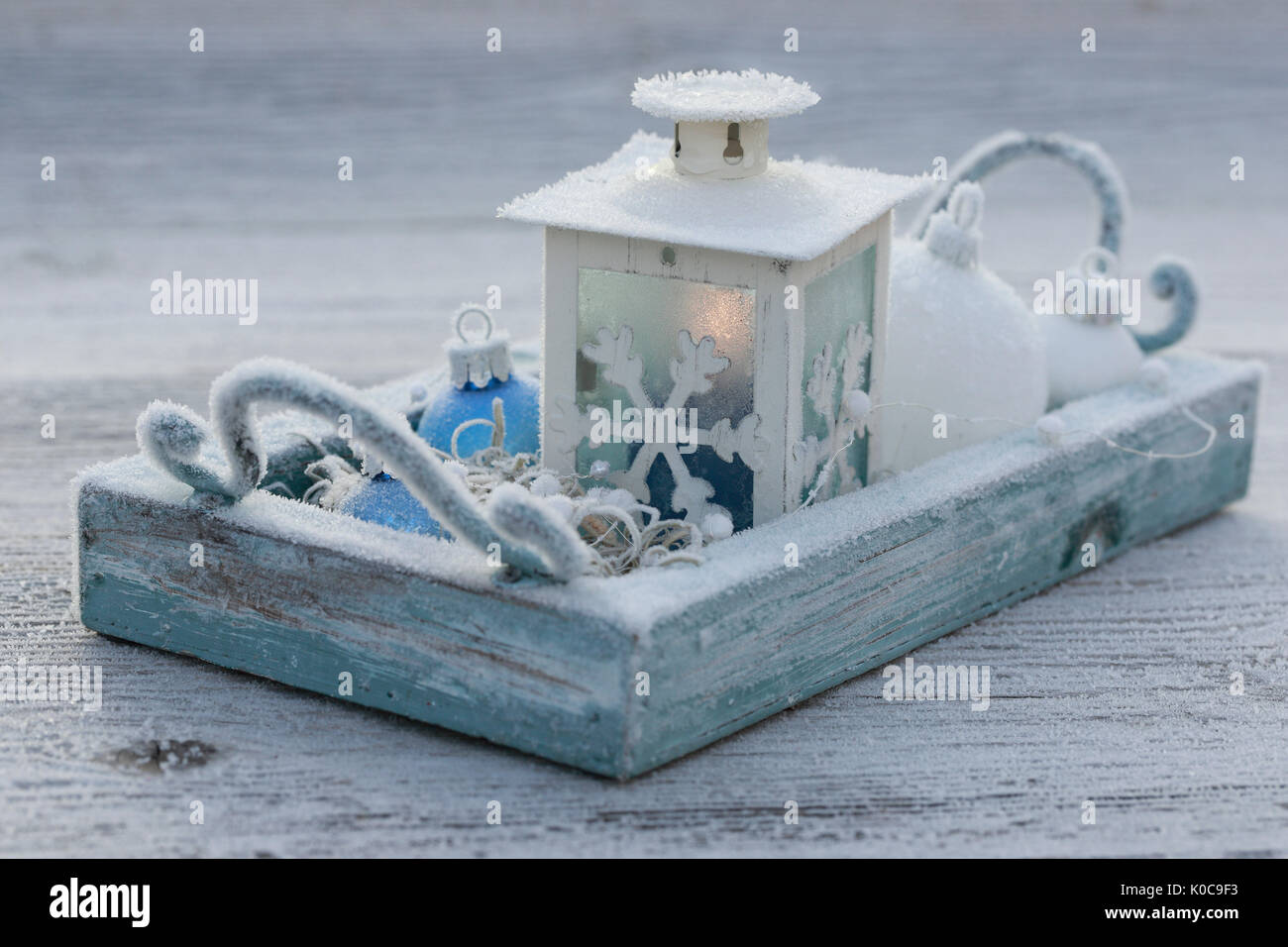 Laterne mit Weihnachtsdekoration im Freien, Schweiz Stockfoto