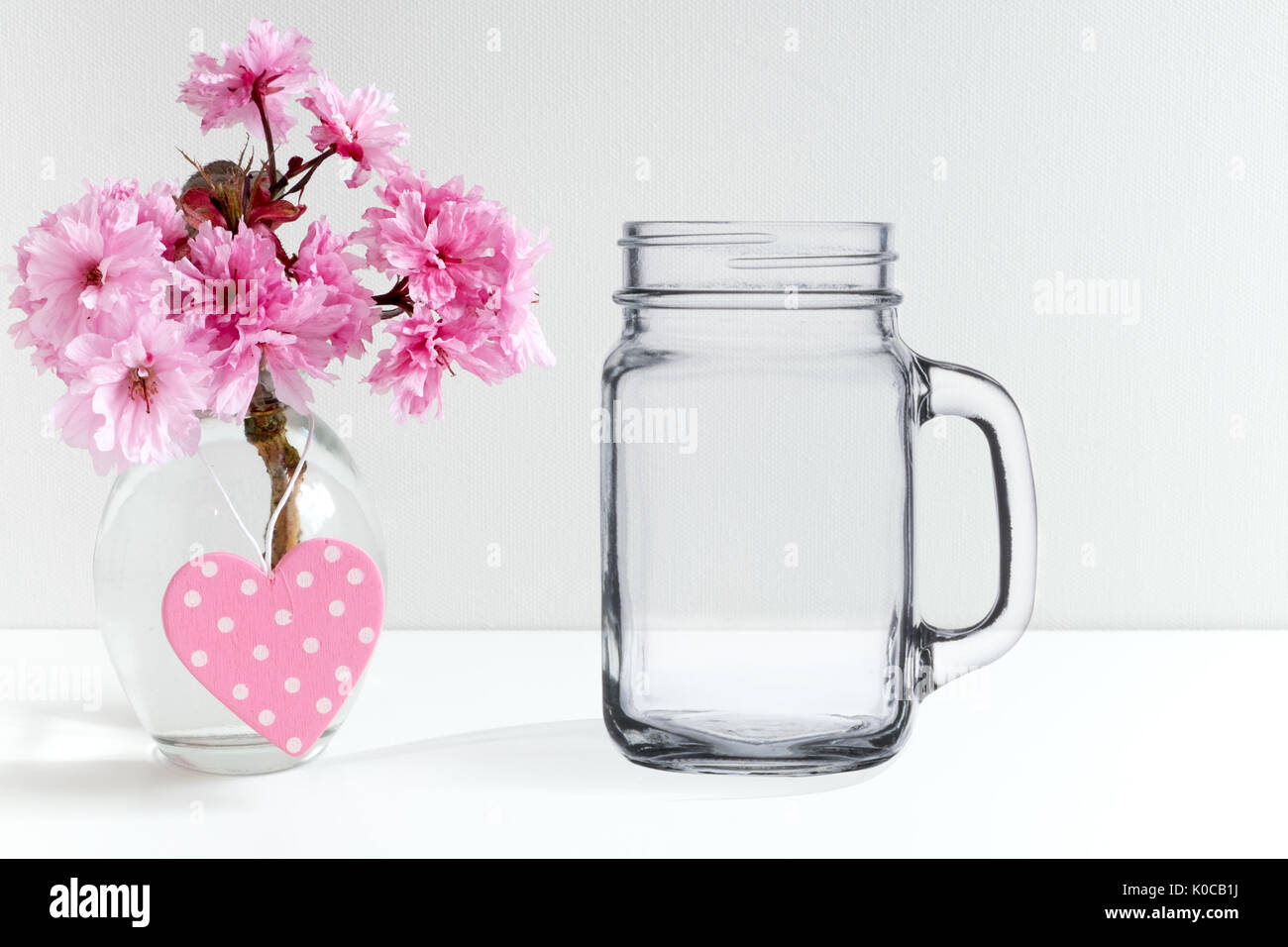 Blumen Mock-up von einem Marmeladenglas, ideal für Unternehmen, die Aufkleber, vinyl Sticker verkaufen, nur Overlay ihr Design Stockfoto