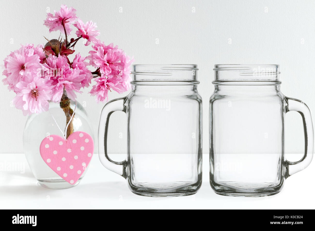 Blumen Mock-up von 2 Maurergläser, ideal für Unternehmen, die Aufkleber, vinyl Sticker verkaufen, nur Overlay ihr Design Stockfoto