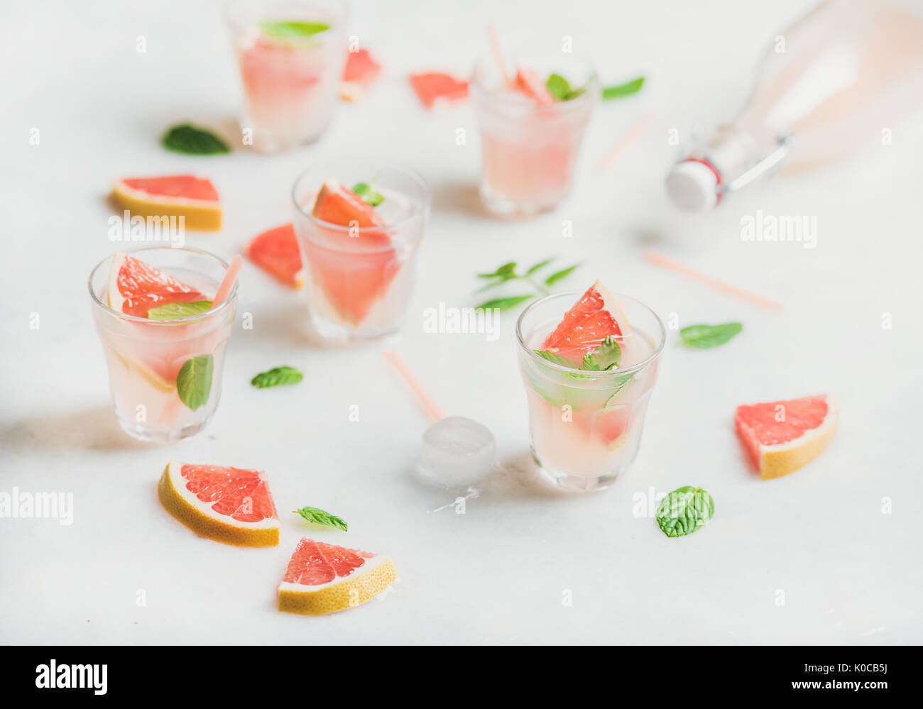 Kalt Erfrischende Sommer Alkohol Cocktail mit frischen Grapefruit Stücke Stockfoto