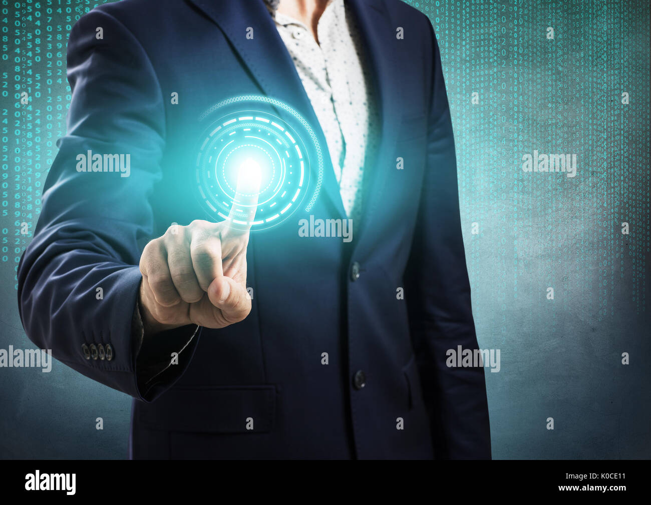 Geschäftsmann auf digitale blaues Licht. Stockfoto
