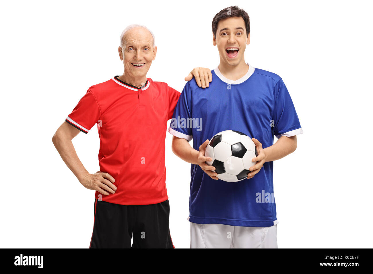 Ältere Fußballspieler und eine junge Fußballer mit einem Fußball an der Kamera auf weißem Hintergrund suchen Stockfoto