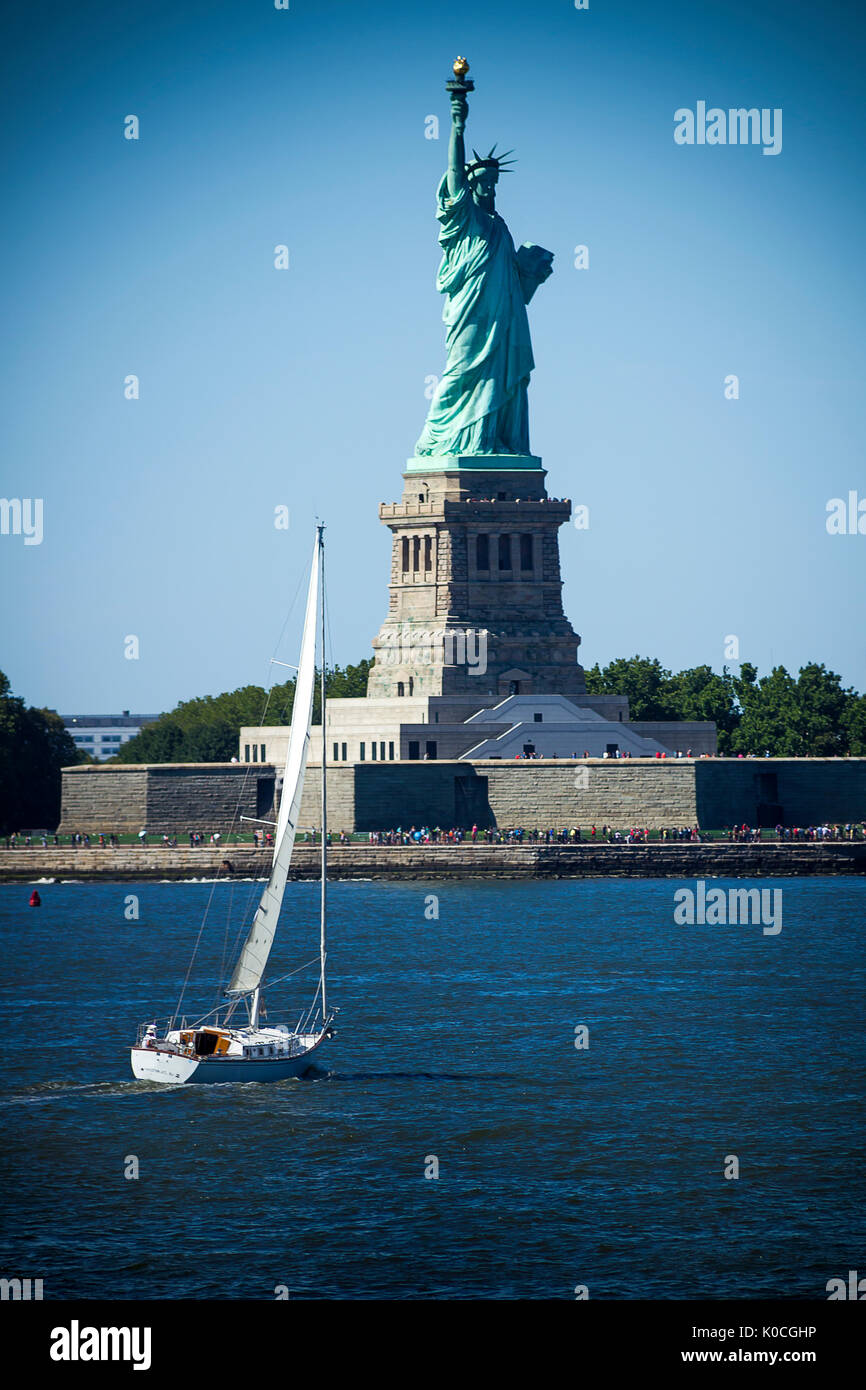 Freiheitsstatue und Yacht Stockfoto