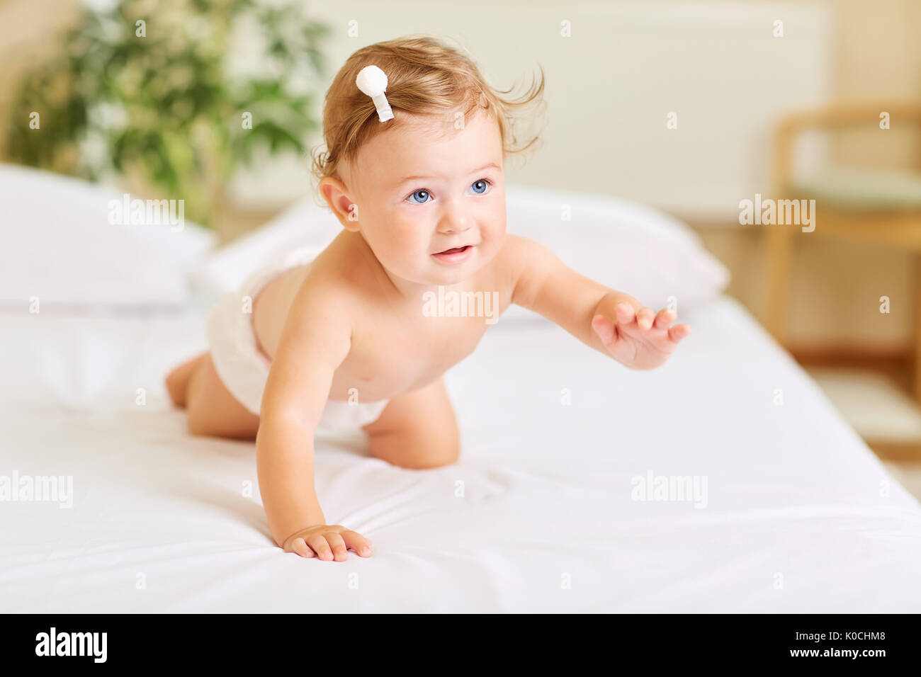 Baby Kind spielt auf dem Dach im Zimmer Stockfoto