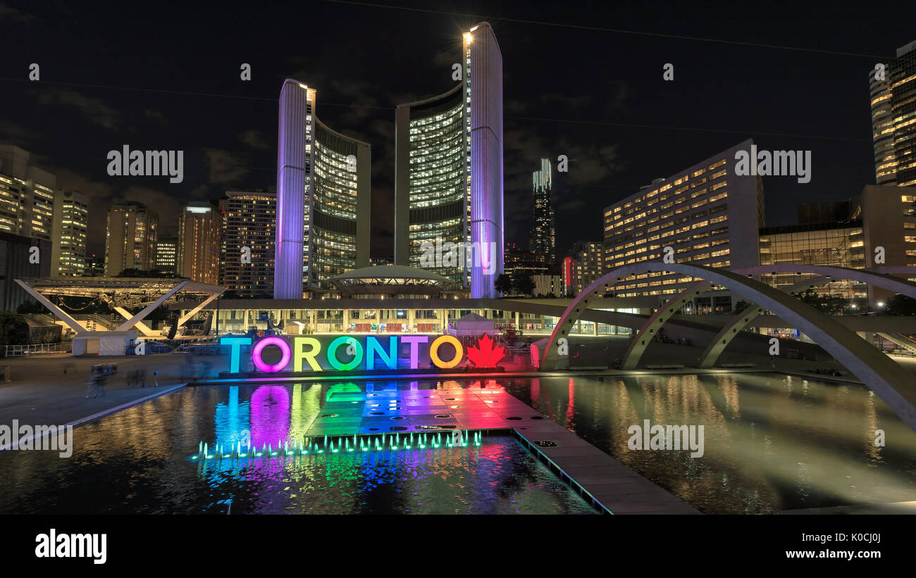 Toronto City Hall und Toronto Zeichen in der Innenstadt bei Nacht, in Toronto, Ontario, Kanada Stockfoto