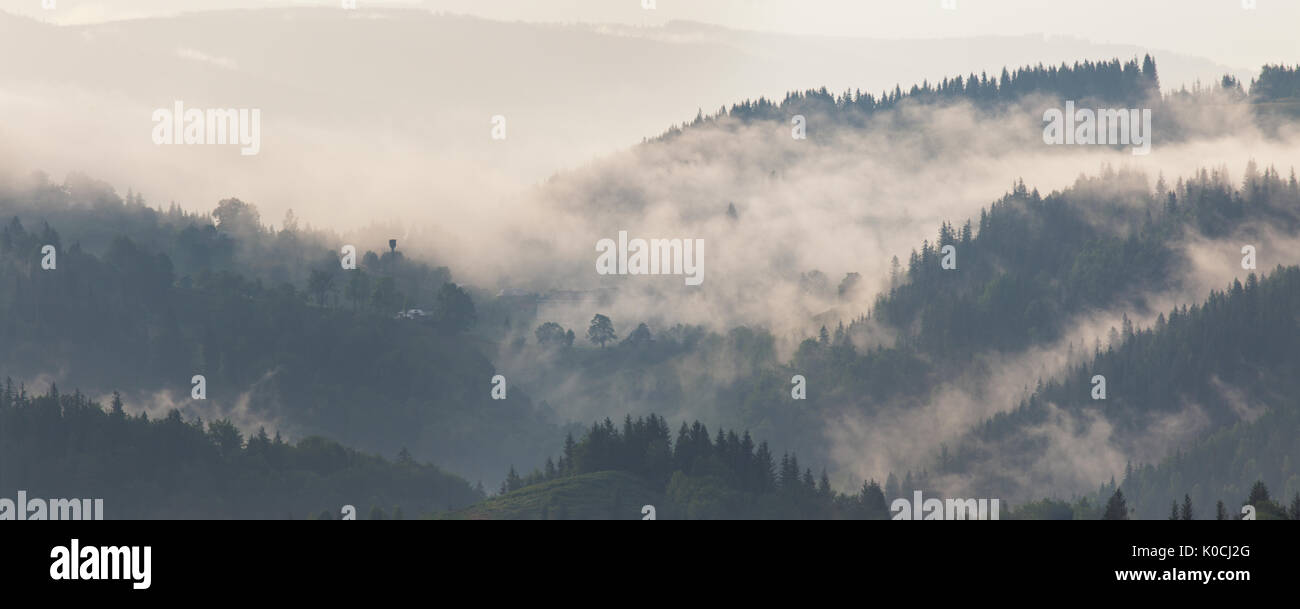Berglandschaft kurz nach Regen. Wolken von Nebel. Misty Dorf auf den Pass. Landschaft von Berg und Wald nach regen Stockfoto