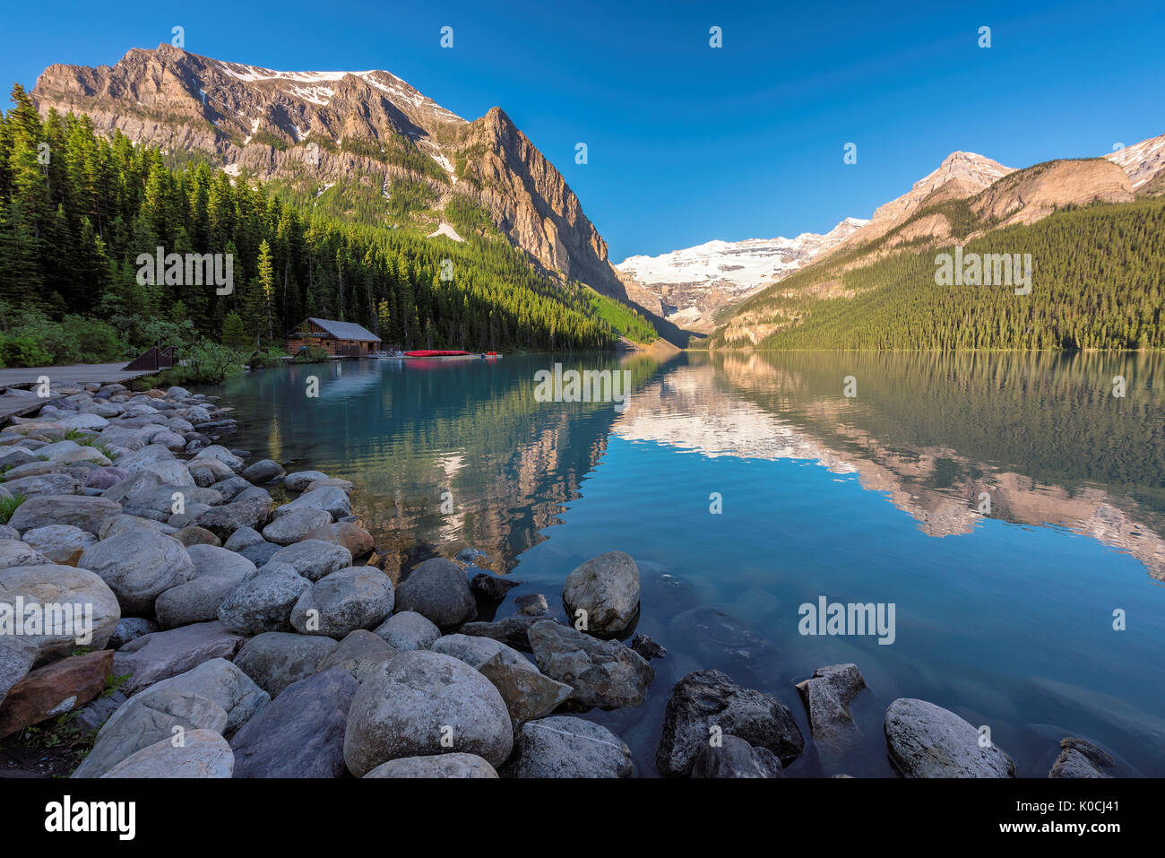 Lake Louise Mountain Lake bei Sonnenaufgang im Banff National Park, Alberta, Kanada. Stockfoto