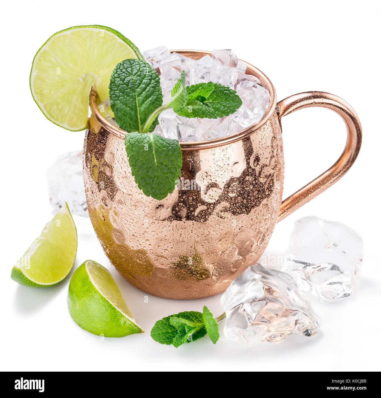 Moscow Mule. Frosty Kupfer Becher mit Kalk und Eiswürfel. Auf den weißen Hintergrund isoliert. Stockfoto