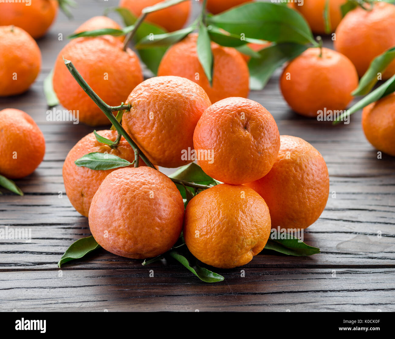 Reife Mandarinen auf Holztisch. Stockfoto